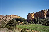 Hoces del ro Riaza, Montejo Spagna - Convento del Casuar, ruderi della cappella preromanica ai piedi della roccia dove alcuni monaci eremiti avevano le loro celle. 